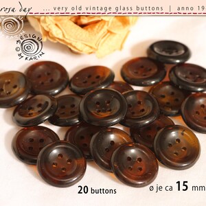 Könnte beinhalten: Eine Sammlung von zwanzig alten, dunkelbraunen Glas Knöpfen. Jeder Knopf hat vier Löcher und einen Durchmesser von ca. 15 mm. Der Text im Bild lautet "very old vintage glass buttons | anno 1940".