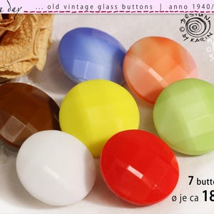 7 gałek szklanych z lat 50. i 60. XX wieku – ten sam wzór, delikatnie szlifowane – w różnych pięknych kolorach – średnica każdej gałki ok. 18 mm – nr 2846