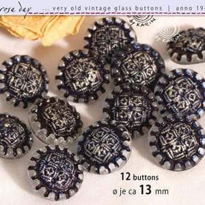 Könnte beinhalten: Zwölf Vintage-Glasknöpfe mit einem schwarzen und silbernen Design. Die Knöpfe haben einen Durchmesser von etwa 13 mm.