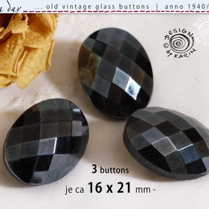 Könnte beinhalten: Drei Vintage-Knöpfe aus facettiertem Glas in Schwarz- und Grautönen. Jeder Knopf ist oval und misst ca. 1,6 x 2,1 cm. Das Bild enthält den Text "old vintage glass buttons" und "3 buttons".