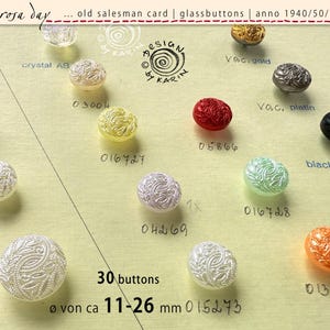 30 oude verzamelglazen knopen uit de jaren 1930/40 op een voorbeeldkaart - zelfde magisch ontwerp - fijne kleuren - ø vanaf ca. 11-26 mm - Nr. 683