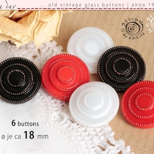 Op de afbeelding: Zes vintage glazen knopen met concentrische cirkels in zwart, wit en rood. De knopen zijn ongeveer 18 mm in diameter.