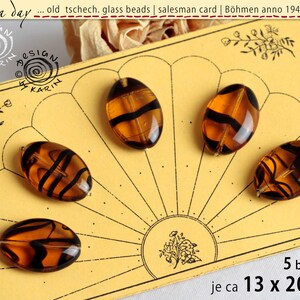 oude parel monsterkaart met 5 grote glazen kralen - amber zebra gestreept - Bohemen anno 1940/50 - elk ongeveer 13 x 20 mm - Nr. X-2376