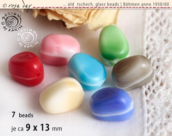 Könnte beinhalten: Sieben Glasperlen in verschiedenen Farben, darunter Rot, Rosa, Gelb, Blau, Grün, Grau und Türkis. Jede Perle ist oval geformt mit einem weißen Streifen, der durch die Mitte verläuft. Die Perlen sind etwa 9 x 13 mm groß.  "7 beads je ca 9 x 13 mm" steht unter den Perlen.
