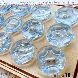 12 botones de cristal antiguos vintage de 1940/50 - cristal transparente azul claro sobre cartón original - ø cada uno aprox. 18 mm - N.º 650