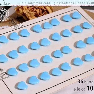 36 alte vintage Glasknöpfe anno 1950/60 - pastellblaue Herzen-  auf Original Karton - ø je ca 10 mm - Nr 2746