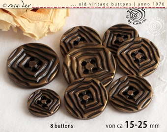 No 901 ? 8 viejos botones de cuatro hoyos de lujo anno 1970 plástico metalizado en un diseño refinado de aprox. 15-25 mm