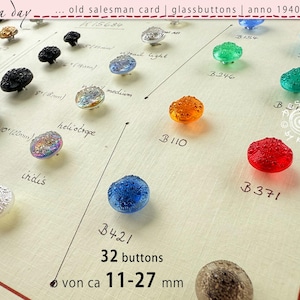32 oude verzamelglazen knopen uit 1940/50 op een voorbeeldkaart - zelfde fijne uitvoering - ø van ca. 11-27 mm - Nr. 579