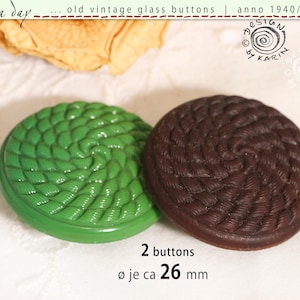 Deux gros boutons de porte vintage en verre des années 1940/50 - verre opaque vert gazon et marron - même modèle - environ 26 mm de diamètre chacun - N° 2695