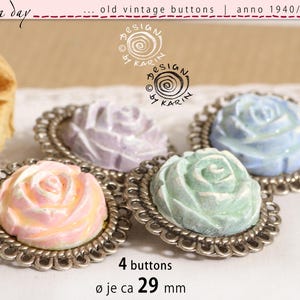 Può includere: Quattro bottoni vintage a forma di rosa nei colori pastello: rosa, lavanda, blu e verde. Ogni bottone è incastonato in una cornice decorativa in metallo argentato. I bottoni hanno un diametro di circa 29 mm.