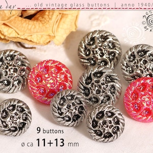 Könnte beinhalten: Neun alte Vintage-Glas-Knöpfe in Silber und Rot. Die Knöpfe haben einen Durchmesser von ca. 11-13 mm. Der Text "old vintage glass buttons" und "anno 1940/50/60" ist im Bild zu sehen.