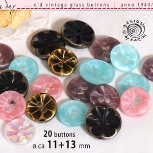 20 małych, zabytkowych, dwuotworowych gałek szklanych z lat 1950/60 - ten sam wzór, różne kolory - średnica ok. 11+13 mm - nr 2118