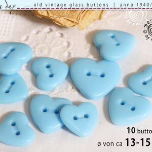 10 vintage tweegats glazen knoppen uit de jaren 50/60 - lichtblauw opaak glas - schattig hartmotief - ca. 13-15 mm diameter - nr. 2054