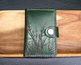 Green Leather Card Wallet: Handmade Bi-Fold with Tree Engraving