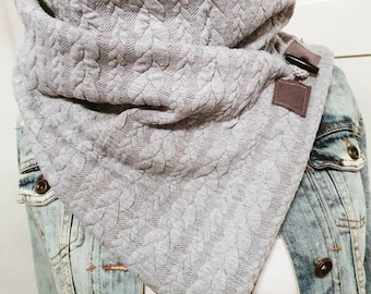 Sciarpa effetto maglia con bottone, sciarpa avvolgente, felpa e pile grigio