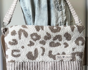 Round shopper bag, corduroy shoulder bag, with teddy fabric, beige leopard print