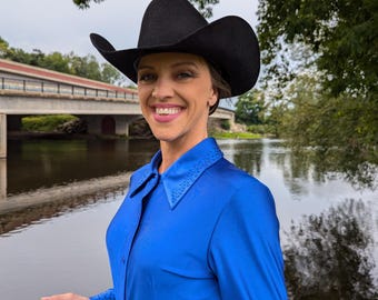 Camisa vaquera azul rey con diamantes de imitación: atuendo de rodeo para mujer