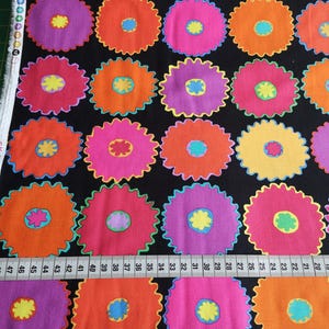 Patchworkstoff von Kaffe Fassett mit stilisierten Blüten in pink, orange, lila, gelb zum Nähen und Quilten PWGP213 Pinking