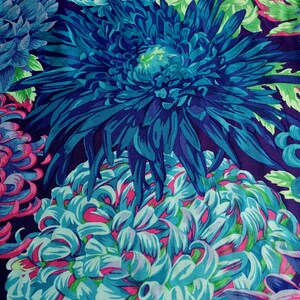 Könnte beinhalten: Ein lebendiger Blumenstoff mit einem sich wiederholenden Muster aus blauen, grünen und rosa Chrysanthemen. Der Stoff hat einen dunkelvioletten Hintergrund.