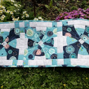 Tischläufer in blau/türkis Patchwork gequiltet aus Baumwolle Einzelstück Handarbeit Bild 1