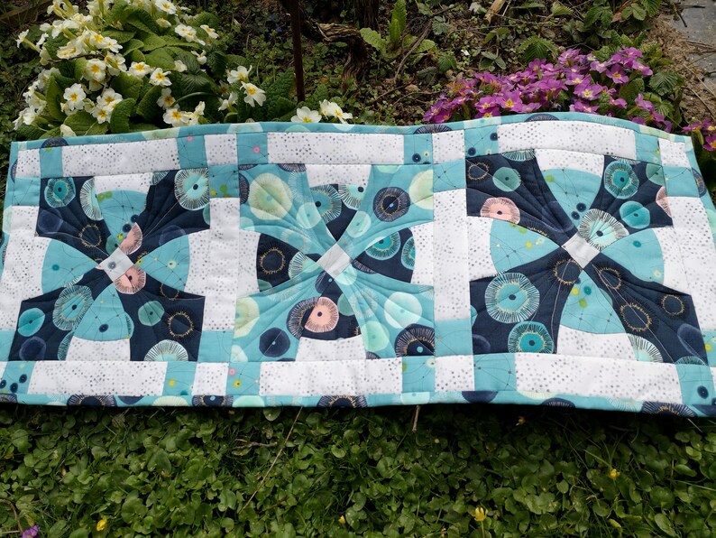 Tischläufer in blau/türkis Patchwork gequiltet aus Baumwolle Einzelstück Handarbeit Bild 1