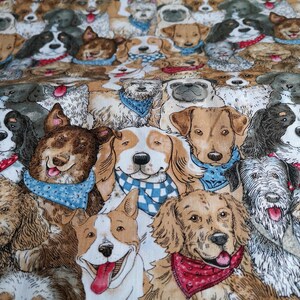 Könnte beinhalten: Ein farbenfroher Stoff mit einem sich wiederholenden Muster von Hunden, die Bandanas tragen. Die Hunde sind im Cartoon-Stil gezeichnet und alle verschiedenen Rassen. Der Stoff ist perfekt zum Quilten, Basteln und für andere Projekte.
