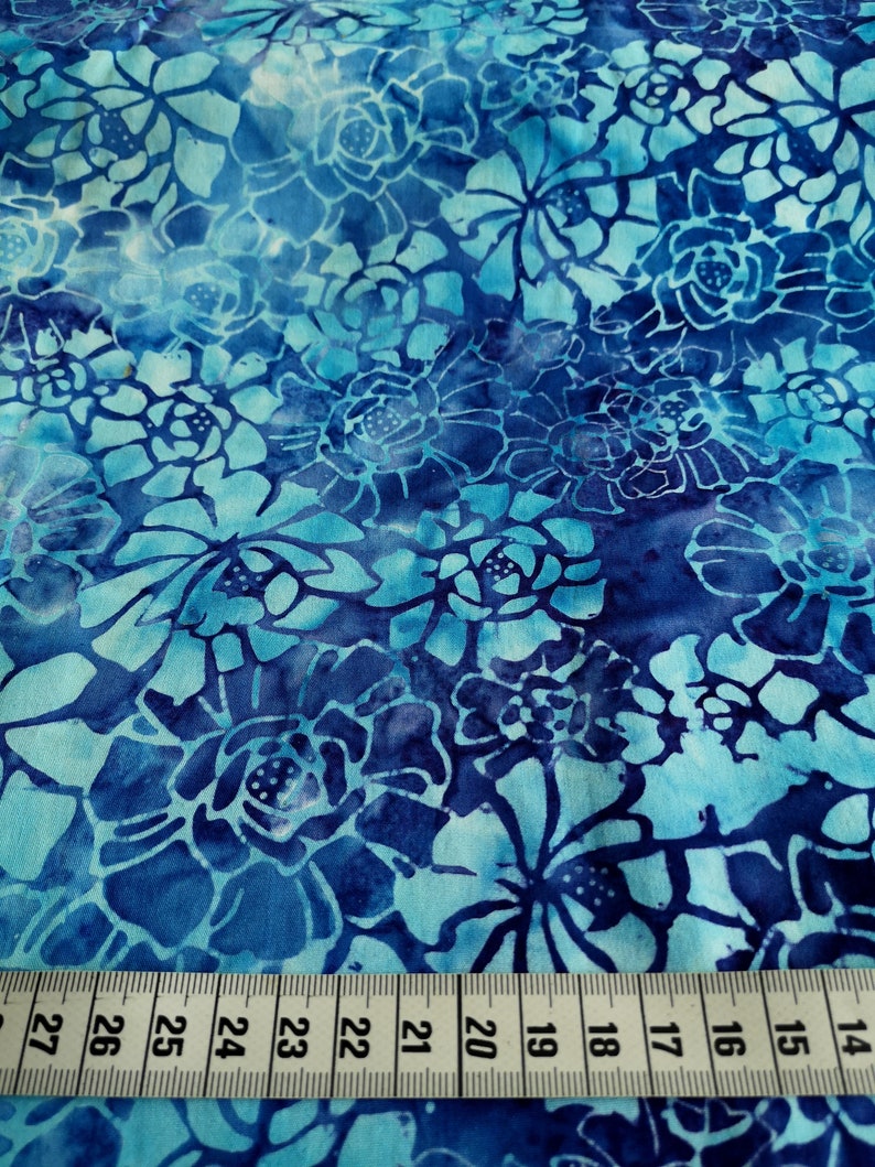Patchworkstoff Batikstoff in blau mit helleren Blüten Patchwork, Nähen und Quilten Bild 3