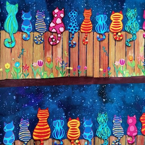 Könnte beinhalten: Stoff mit einem sich wiederholenden Muster aus bunten Katzen, die auf einem Holzzaun vor einem Sternenhimmel sitzen. Das Design enthält kleine Blumen, Eidechsen und Frösche am unteren Rand. Ein weißes Maßband zeigt eine Skala in Zentimetern.