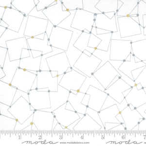 Könnte beinhalten: Ein weißer Stoff mit einem geometrischen Muster aus dünnen grauen Quadraten, die durch kleine graue Punkte und gelegentliche metallisch goldene Punkte verbunden sind. Ein Lineal unten zeigt eine Breite von etwa 18 cm auf dem Druck.