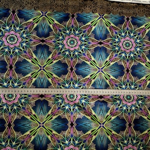 Könnte beinhalten: Ein sich wiederholendes Muster aus geometrischen Formen in Blautönen, Grün, Rosa und Gold auf schwarzem Hintergrund. Das Muster ist kompliziert und detailliert, mit einer Vielzahl von Linien und Kurven.