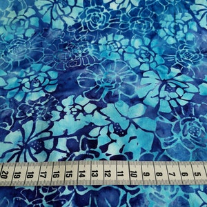 Patchworkstoff Batikstoff in blau mit helleren Blüten Patchwork, Nähen und Quilten Bild 2