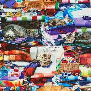 Könnte beinhalten: Eine lebendige Szene mit mehreren Katzen, die zwischen Stapeln aus bunten Stoffen mit Mustern, Nähmaschinen und Weidenkörben voller Garnrollen ruhen. Die Komposition umfasst verschiedene gesteppte Textilien und Nähutensilien.