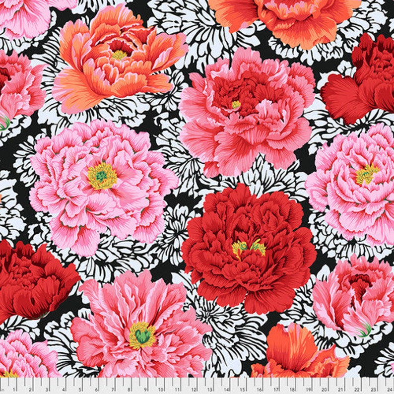 Patchworkstoff Free Spirit von Philip Jacobs BROCADE PEONY CRIMSON aus Baumwolle zum Patchwork und Nähen Bild 1