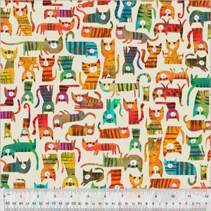 Könnte beinhalten: Stoff mit einem sich wiederholenden Muster aus bunten Cartoon-Katzen in verschiedenen Posen. Die Katzen sind in Orange-, Grün-, Blau- und Gelbtönen mit gestreiften und gefleckten Designs. Der Hintergrund ist hellbeige.