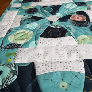 Tischläufer in blau/türkis Patchwork gequiltet aus Baumwolle Einzelstück Handarbeit Bild 7