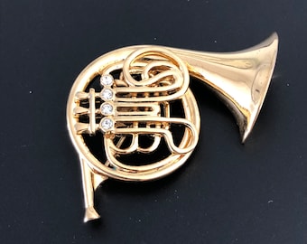 Vergoldete Trompete Brosche wunderschöne, detaillierte, klare Strass verzierte Vintage 1980s Trompeten Instrument Brosche