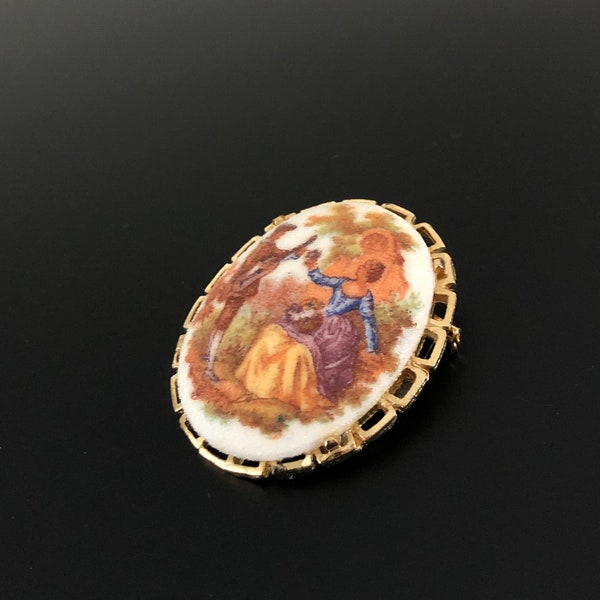 oval romantic brooch made of porcelain Beautiful gold-plated vintage 1960s brooch