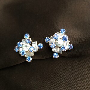 Jugendstil Schraubohrringe 1940s Fantastisch schöne Baguette Strass verzierte Royal blaue und hellblaue Ohrschrauben Ohrringe Bild 10