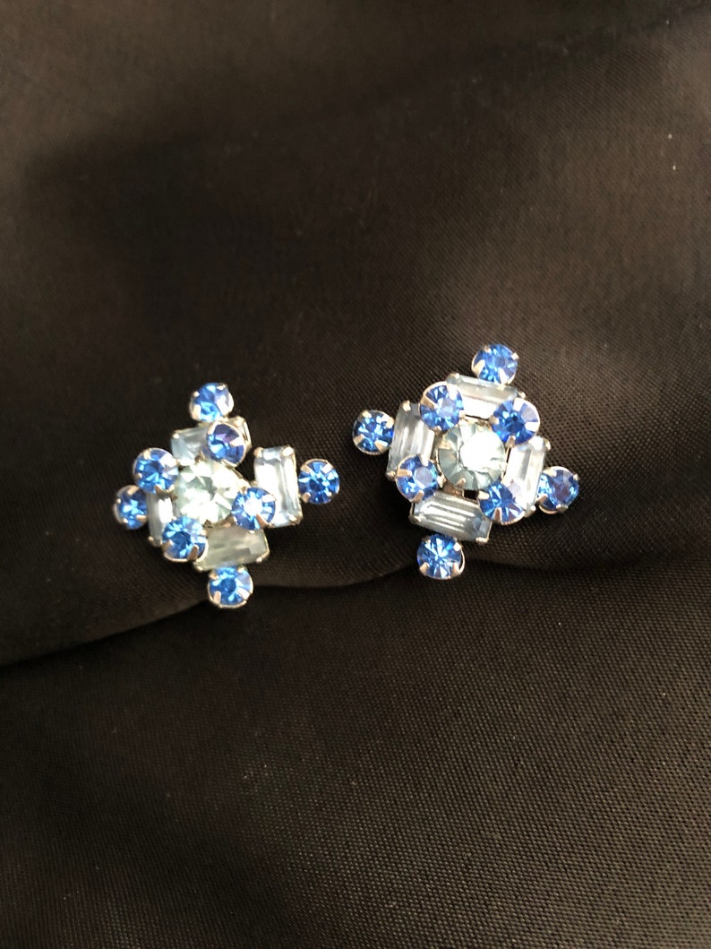 Jugendstil Schraubohrringe 1940s Fantastisch schöne Baguette Strass verzierte Royal blaue und hellblaue Ohrschrauben Ohrringe Bild 10