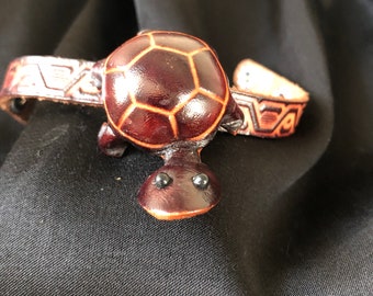 Echt Leder Armband Vintage 1970s Handarbeit Schildkröte mit schwarzen Augen ungetragen neu erhalten, Unikat