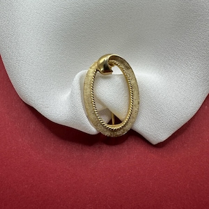 Broche con la inicial de la letra O en metal chapado en oro mate cepillado noble, joyería vintage de los años 80