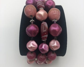 Murano Glasperlen Armband Fuchsia rosa Glasperlen und Natursteine faux Perlen verziertes Wunderschönes Vintage 1970s Wrap around Armband