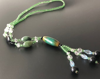 Jade Perlen und Glasperlen Lariat Halskette Wundervolle Vintage 1970s Boho Lady Glasperlen und echte Jade Perlen Collier Kette