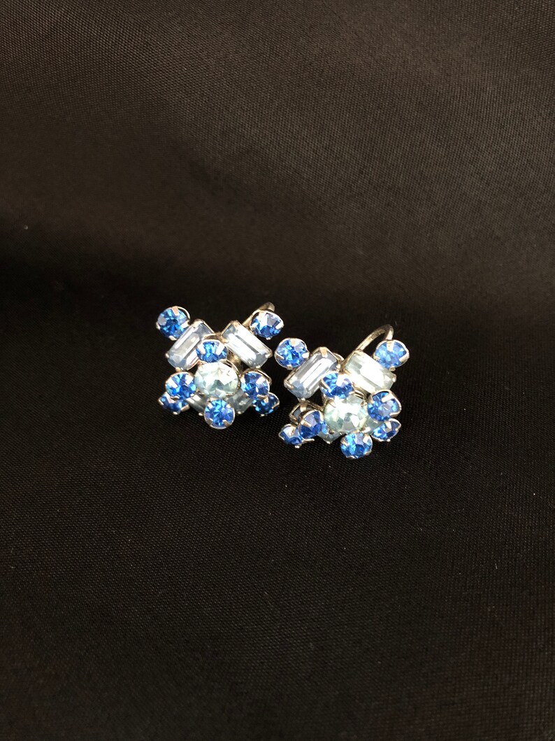 Jugendstil Schraubohrringe 1940s Fantastisch schöne Baguette Strass verzierte Royal blaue und hellblaue Ohrschrauben Ohrringe Bild 3