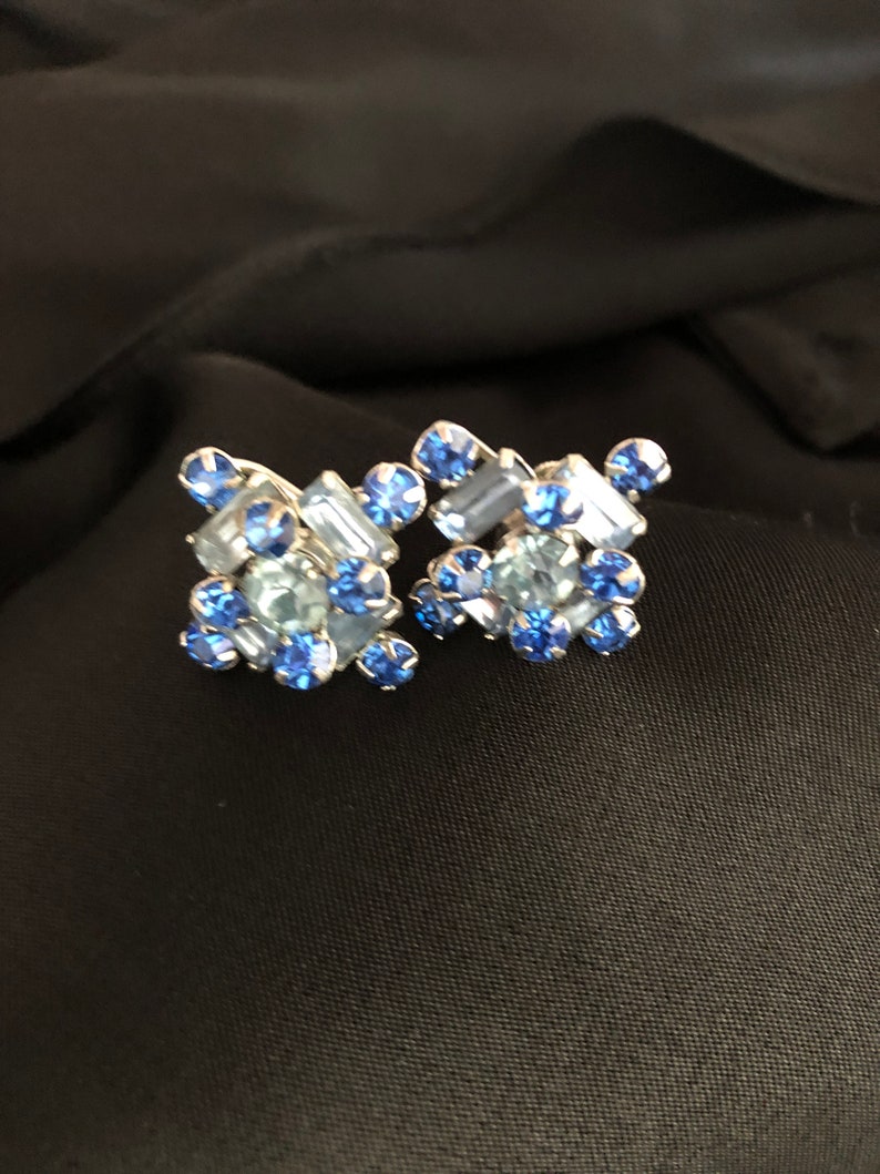 Jugendstil Schraubohrringe 1940s Fantastisch schöne Baguette Strass verzierte Royal blaue und hellblaue Ohrschrauben Ohrringe Bild 7