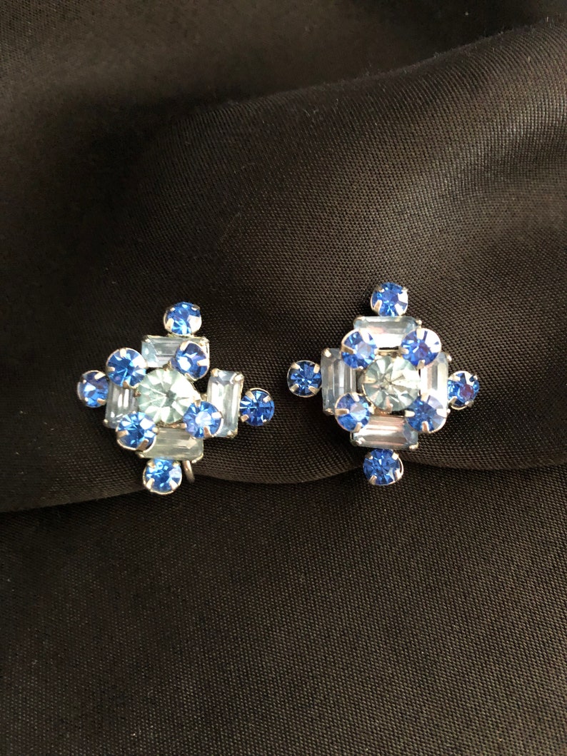 Jugendstil Schraubohrringe 1940s Fantastisch schöne Baguette Strass verzierte Royal blaue und hellblaue Ohrschrauben Ohrringe Bild 1