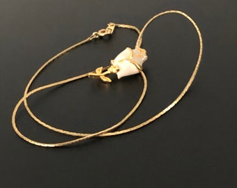 Rosen Anhänger Halskette vergoldet und Creme beige emailliert, hochwertige Collier Kette