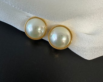 white glass pearl ear clips vintage 1980s clip earrings for delicate earlobes 1.4 cm Ø - unworn, new -