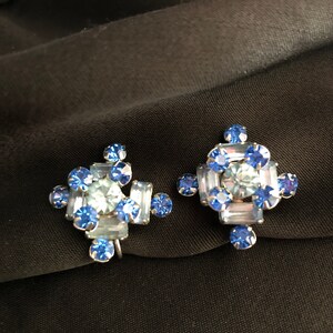 Jugendstil Schraubohrringe 1940s Fantastisch schöne Baguette Strass verzierte Royal blaue und hellblaue Ohrschrauben Ohrringe Bild 8