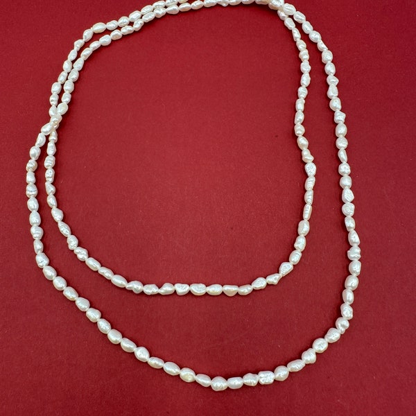 Collier de perles véritables Perles de culture blanches vintage décorées, délicatement beau collier de perles de 88 cm de long